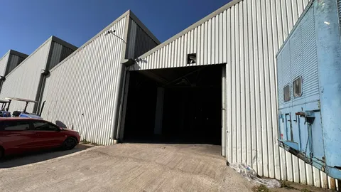 4 Vereeniging Road, Alrode has a 1600m² Warehouse Available TO Let (1)